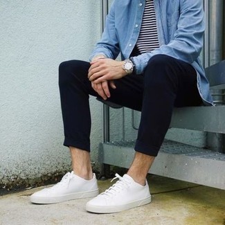 С чем носить синий браслет в 20 лет мужчине в теплую погоду: Если ты делаешь ставку на удобство и функциональность, голубая джинсовая рубашка и синий браслет — замечательный выбор для привлекательного мужского лука на каждый день. Если тебе нравится смешивать в своих образах разные стили, из обуви можешь надеть белые низкие кеды из плотной ткани.