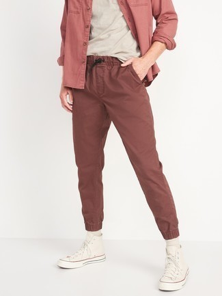 Какие высокие кеды носить с темно-красными брюками чинос: Ярко-розовая джинсовая рубашка и темно-красные брюки чинос — практичные инвестиции в твой гардероб. Любишь поэкспериментировать? Дополни образ высокими кедами.