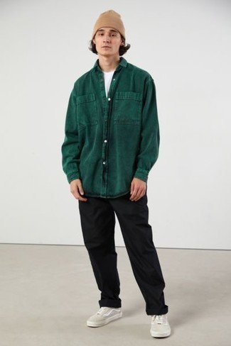 Модный лук: темно-зеленая джинсовая рубашка, белая футболка с круглым вырезом, черные брюки чинос, бежевые низкие кеды из плотной ткани