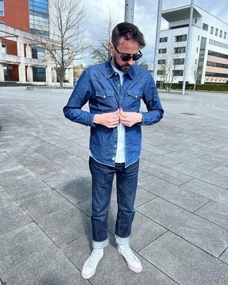 Как носить темно-синюю джинсовую рубашку с темно-синими джинсами в 30 лет мужчине в теплую погоду: Темно-синяя джинсовая рубашка и темно-синие джинсы — беспроигрышный образ для барного тура или похода в кино. В сочетании с белыми высокими кедами из плотной ткани весь образ выглядит очень динамично.