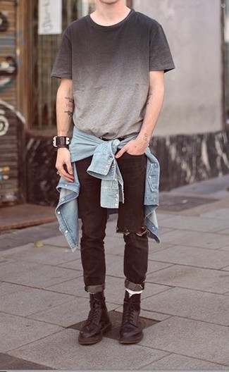 С чем носить джинсовую рубашку мужчине в спортивном стиле: Сочетание джинсовой рубашки и черных рваных джинсов пользуется большим спросом среди ценителей комфорта. Хочешь сделать лук немного элегантнее? Тогда в качестве дополнения к этому образу, обрати внимание на черные кожаные повседневные ботинки.