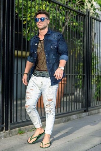 С чем носить темно-синюю джинсовую рубашку в 30 лет мужчине лето в спортивном стиле: Темно-синяя джинсовая рубашка и белые рваные джинсы — стильный выбор парней, которые постоянно в движении. Почему бы не привнести в этот образ чуточку расслабленности с помощью темно-зеленых резиновых сандалий? Подобное сочетание подарит тебе комфорт в ношении в зной.
