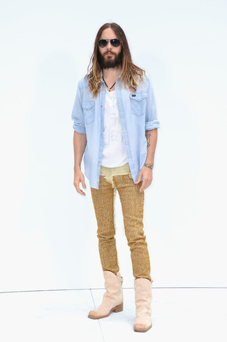 Как носить джинсовую рубашку с ковбойскими сапогами мужчине: Сочетание джинсовой рубашки и золотых джинсов позволит составить нескучный мужской лук в расслабленном стиле. Ковбойские сапоги создадут легкое настроение.