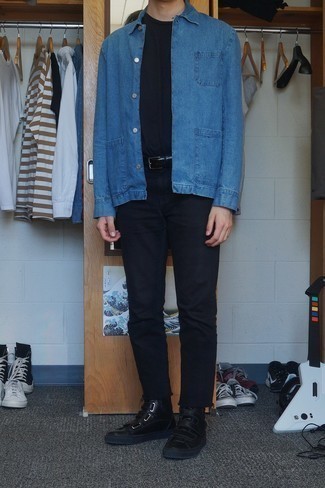 Модный лук: синяя джинсовая рубашка, черная футболка с круглым вырезом, черные джинсы, черные кожаные высокие кеды