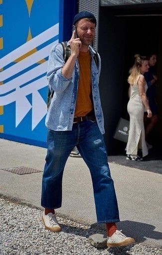 С чем носить бирюзовую джинсовую рубашку за 40 лет мужчине в теплую погоду в стиле кэжуал: Можно с уверенностю сказать, что бирюзовая джинсовая рубашка смотрится великолепно в паре с синими джинсами. Что касается обуви, дополни лук белыми низкими кедами из плотной ткани.
