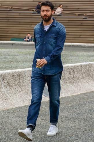 Как носить темно-синюю джинсовую рубашку с темно-синими джинсами в 30 лет мужчине в теплую погоду в спортивном стиле: Сочетание темно-синей джинсовой рубашки и темно-синих джинсов - очень практично, и поэтому идеально для повседневой носки. Вместе с этим луком прекрасно выглядят белые кожаные низкие кеды.
