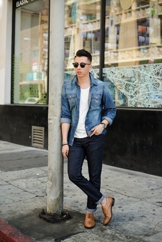 Как носить джинсы с оксфордами в 30 лет: Синяя джинсовая рубашка в паре с джинсами безусловно будет обращать на себя взоры красивых барышень. Любители необычных луков могут дополнить лук оксфордами, тем самым добавив в него немного классики.