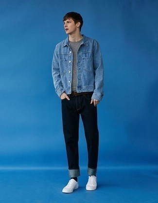 С чем носить бело-темно-синие низкие кеды из плотной ткани подросткам мужчине: Голубая джинсовая рубашка смотрится стильно с темно-синими джинсами. Пара бело-темно-синих низких кед из плотной ткани свяжет лук воедино.
