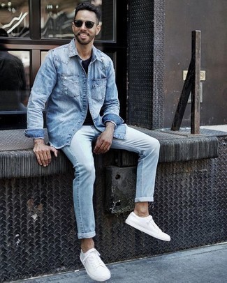 Какие джинсы носить с голубой джинсовой рубашкой в 30 лет мужчине: Для вечера в кино или кафе идеально подойдет образ из голубой джинсовой рубашки и джинсов. В качестве обуви к такому луку подойдут белые низкие кеды из плотной ткани.