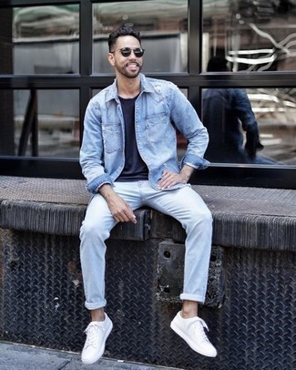 С чем носить голубые джинсы мужчине в теплую погоду в стиле кэжуал: Голубая джинсовая рубашка и голубые джинсы позволят создать нескучный и модный лук. Что же до обуви, белые низкие кеды из плотной ткани — наиболее подходящий вариант.