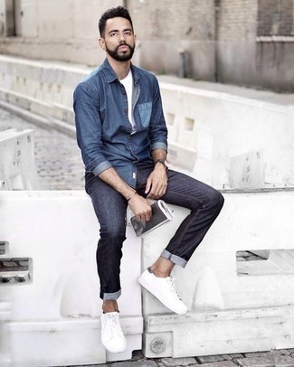 Как носить темно-синие джинсы с синей джинсовой рубашкой в 30 лет мужчине в теплую погоду в стиле кэжуал: Синяя джинсовая рубашка и темно-синие джинсы — идеальный вариант, если ты ищешь непринужденный, но в то же время стильный мужской лук. Вкупе с этим образом чудесно выглядят белые низкие кеды из плотной ткани.