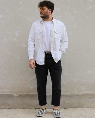 Какие джинсы носить с черно-белыми слипонами мужчине в теплую погоду: Белая джинсовая рубашка и джинсы будет превосходным вариантом для непринужденного повседневного образа. Пара черно-белых слипонов поможет сделать лук более целостным.