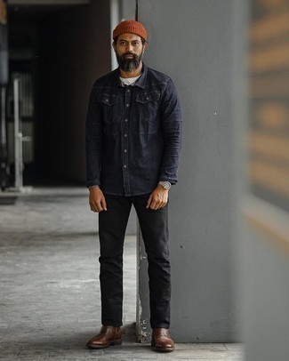 Как носить черные джинсы с темно-синей джинсовой рубашкой в 30 лет мужчине в теплую погоду: Можно с уверенностю сказать, что темно-синяя джинсовая рубашка выглядит прекрасно в тандеме с черными джинсами. Думаешь добавить в этот лук толику строгости? Тогда в качестве дополнения к этому ансамблю, стоит выбрать темно-коричневые кожаные ботинки челси.