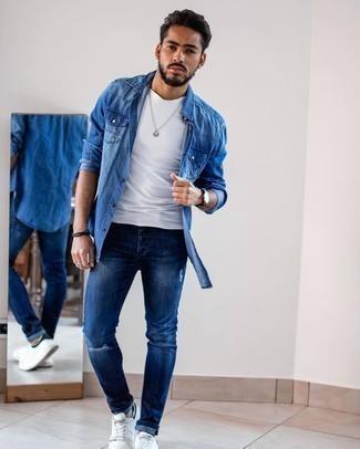 Как носить темно-синюю джинсовую рубашку с темно-синими джинсами в 30 лет мужчине в теплую погоду в спортивном стиле: Стильное сочетание темно-синей джинсовой рубашки и темно-синих джинсов подойдет для тех мероприятий, когда удобство превыше всего. Пара бело-темно-синих низких кед из плотной ткани поможет сделать лук более целостным.