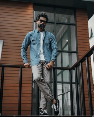 С чем носить серые джинсы мужчине: В сочетании друг с другом голубая джинсовая рубашка и серые джинсы смотрятся весьма выгодно. Черно-белые низкие кеды из плотной ткани становятся великолепным дополнением к твоему ансамблю.