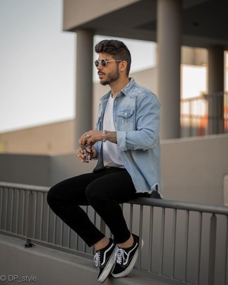 С чем носить голубую джинсовую рубашку в 30 лет мужчине в стиле кэжуал: Если в одежде ты ценишь комфорт и практичность, голубая джинсовая рубашка и черные зауженные джинсы — хороший вариант для привлекательного повседневного мужского образа. В сочетании с этим луком наиболее удачно будут выглядеть черно-белые низкие кеды из плотной ткани.