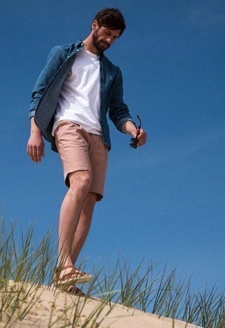 Как носить джинсовую рубашку с сандалиями мужчине в теплую погоду: Стильное сочетание джинсовой рубашки и розовых шорт поможет выразить твой личный стиль и выделиться из толпы. Ну и почему бы не разнообразить лук с помощью сандалий?