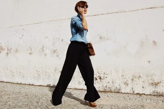 С чем носить темно-коричневые кожаные босоножки на каблуке лето: Голубая джинсовая рубашка в сочетании с черными широкими брюками поможет подчеркнуть твою индивидуальность. Прекрасно здесь будут смотреться темно-коричневые кожаные босоножки на каблуке. Подобный образ точно поможет пережить изнурительную летнюю жару.