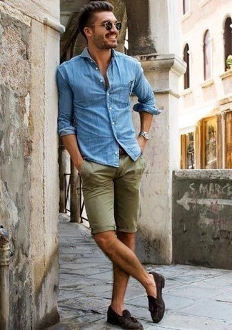 Как носить джинсовую рубашку с лоферами в 30 лет мужчине: В паре друг с другом джинсовая рубашка и оливковые шорты смотрятся наиболее выгодно. Завершив ансамбль лоферами, получим приятный результат.