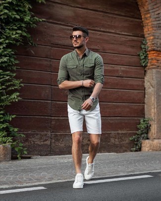С чем носить темно-зеленую джинсовую рубашку в 30 лет мужчине лето: В темно-зеленой джинсовой рубашке и белых джинсовых шортах можно пойти на свидание в непринужденной обстановке или провести выходной, когда в программе поход в кино или кафе. В качестве дополнения к ансамблю сюда напрашиваются белые низкие кеды из плотной ткани. Подобный образ гарантирует ощущение комфорта в настоящую жару и удобство в носке.