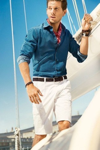 С чем носить бело-темно-синие шорты мужчине: Ансамбль из синей джинсовой рубашки и бело-темно-синих шорт безусловно подчеркнет твой индивидуальный стиль.