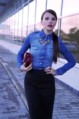 С чем носить синюю джинсовую рубашку женщине: Синяя джинсовая рубашка и черная юбка-миди стильно вписываются в гардероб самых требовательных красоток.