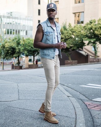 Какие повседневные ботинки носить с бежевыми джинсами мужчине: Если ты ценишь удобство и функциональность, голубой джинсовый жилет и бежевые джинсы — прекрасный выбор для модного мужского образа на каждый день. Любители свежих идей могут закончить лук повседневными ботинками, тем самым добавив в него толику изысканности.