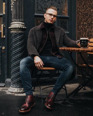 Как носить зауженные джинсы с длинным пальто в прохладную погоду: Тандем длинного пальто и зауженных джинсов позволит воплотить в твоем образе городской стиль современного джентльмена. Идеально здесь будут выглядеть темно-красные кожаные повседневные ботинки.