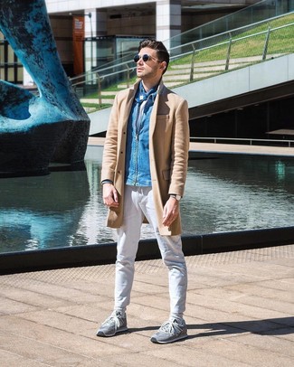 С чем носить синюю бандану мужчине в холод: Сочетание светло-коричневого длинного пальто и синей банданы пользуется особой популярностью среди ценителей удобной одежды. В паре с этим ансамблем наиболее уместно выглядят серые низкие кеды.