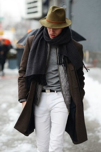 Модный лук: темно-коричневое длинное пальто, серый стеганый бомбер, серая футболка с круглым вырезом, белые брюки чинос