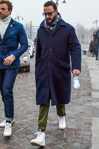 С чем носить синие солнцезащитные очки за 40 лет мужчине в стиле смарт-кэжуал: Если в одежде ты ценишь комфорт и функциональность, темно-синее длинное пальто и синие солнцезащитные очки — прекрасный выбор для привлекательного повседневного мужского образа. В паре с этим образом удачно смотрятся белые высокие кеды из плотной ткани.