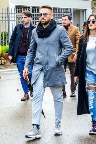 Какие длинные пальто носить с серыми кроссовками в 30 лет: Сочетание длинного пальто и голубых брюк чинос — великолепный офисный вариант для парней. Чтобы ансамбль не получился слишком вычурным, можешь завершить его серыми кроссовками.