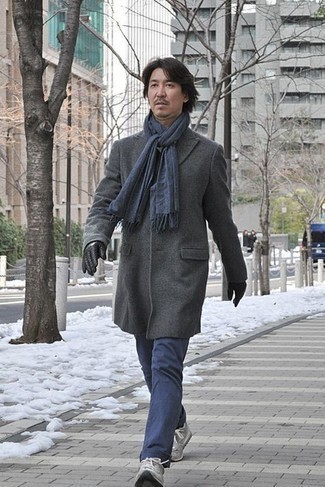Как носить длинное пальто с кроссовками за 40 лет в прохладную погоду: Если ты приписываешь себя к той редкой группе мужчин, способных ориентироваться в трендах, тебе подойдет дуэт длинного пальто и темно-синих брюк чинос. Этот лук органично дополнят кроссовки.