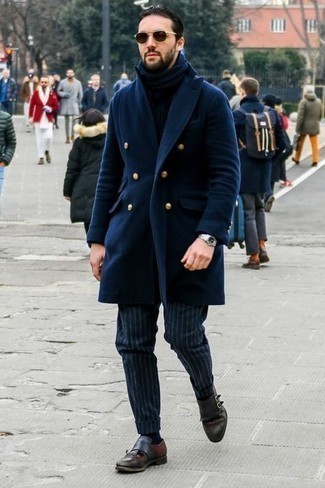 С чем носить темно-синий шарф мужчине: Если ты ценишь комфорт и функциональность, темно-синее длинное пальто и темно-синий шарф — великолепный выбор для расслабленного повседневного мужского образа. Не прочь сделать лук немного элегантнее? Тогда в качестве дополнения к этому луку, выбирай темно-коричневые кожаные монки с двумя ремешками.