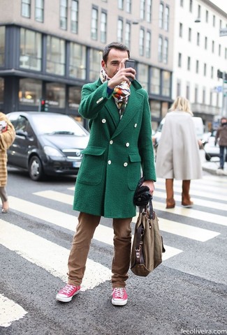 С чем носить темно-коричневые брюки в 30 лет мужчине в прохладную погоду: Зеленое длинное пальто и темно-коричневые брюки — необходимые вещи в гардеробе молодых людей с превосходным вкусом в одежде. Если говорить об обуви, ярко-розовые низкие кеды станут прекрасным выбором.