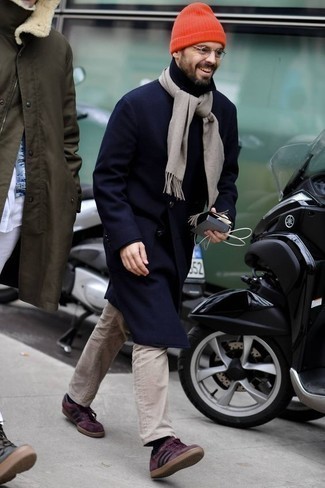 С чем носить темно-серый шарф мужчине в стиле смарт-кэжуал: Сочетание темно-синего длинного пальто и темно-серого шарфа - очень практично, и поэтому идеально на каждый день. В сочетании с этим образом наиболее выигрышно будут смотреться темно-красные замшевые низкие кеды.