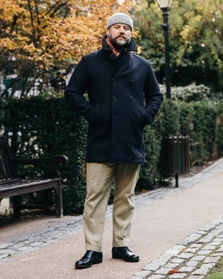 С чем носить темно-сине-зеленое длинное пальто за 40 лет зима в стиле смарт-кэжуал: Ансамбль из темно-сине-зеленого длинного пальто и бежевых брюк чинос позволит воплотить в твоем ансамбле городской стиль современного мужчины. Пара черных кожаных повседневных ботинок свяжет образ воедино. Если ты любишь выглядеть стильно даже в осенне-зимний сезон, такое сочетание одежды — вне всякого сомнения то, что ты ищешь.