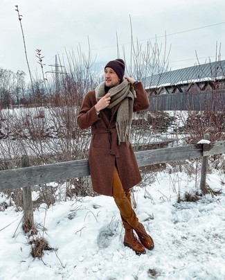 С чем носить коричневое длинное пальто в 20 лет в холод: Коричневое длинное пальто и табачные брюки чинос помогут создать необыденный мужской образ для офиса. Весьма неплохо здесь будут смотреться табачные кожаные повседневные ботинки.