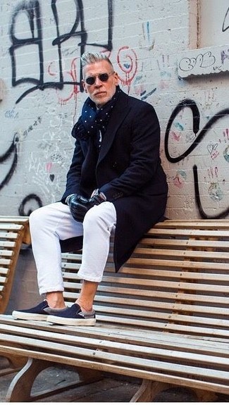 Как носить длинное пальто с слипонами за 50 лет: Длинное пальто в паре с белыми брюками чинос может стать замечательным офисным луком. Любишь рисковать? Дополни ансамбль слипонами.