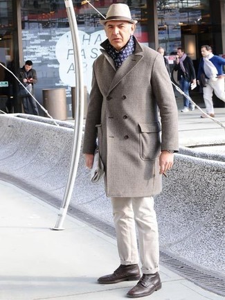 С чем носить темно-сине-белый шарф с принтом мужчине в холод: Если в одежде ты делаешь ставку на комфорт и функциональность, серое длинное пальто и темно-сине-белый шарф с принтом — превосходный выбор для привлекательного повседневного мужского ансамбля. Хочешь привнести сюда нотку утонченности? Тогда в качестве дополнения к этому образу, стоит выбрать темно-коричневые кожаные туфли дерби.