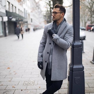 С чем носить серый шарф в 30 лет мужчине в холод в стиле смарт-кэжуал: Если ты наметил себе суматошный день, сочетание серого длинного пальто и серого шарфа поможет создать комфортный лук в стиле кэжуал.