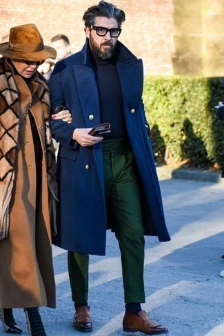 Как одеваться мужчине за 40: Темно-синее длинное пальто и темно-зеленые брюки чинос гармонично впишутся в любой мужской образ — простой повседневный образ или же утонченный вечерний. Хотел бы привнести в этот образ немного нарядности? Тогда в качестве обуви к этому образу, выбирай коричневые кожаные монки с двумя ремешками.