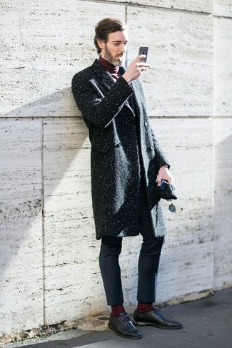 С чем носить черное длинное пальто в 30 лет в прохладную погоду: Черное длинное пальто и темно-синие брюки чинос позволят создать гармоничный модный ансамбль. Если ты любишь смелые решения в своих луках, дополни этот черными кожаными брогами.