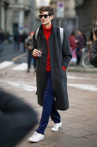 С чем носить красный свитер мужчине: Комбо из красного свитера и темно-синих брюк чинос не прекращает импонировать джентльменам, которые всегда одеты модно. Если ты не боишься использовать в своих луках разные стили, на ноги можно надеть белые низкие кеды.