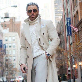 С чем носить брюки чинос за 50 лет в холод: Бежевое длинное пальто в паре с брюками чинос может стать великолепным образом для офиса.