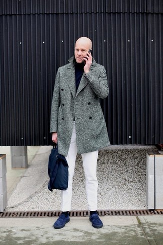 Какие длинные пальто носить с белыми брюками чинос: Длинное пальто и белые брюки чинос — прекрасный вариант для приверженцев дресс-кода смарт-кэжуал. Хочешь сделать лук немного элегантнее? Тогда в качестве дополнения к этому образу, выбери темно-синие замшевые лоферы.