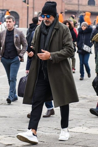 Как одеваться мужчине за 50 в холод: Когда не представляешь, в чем пойти на учебу или на работу, темно-серое длинное пальто и черные брюки чинос — хороший лук. Этот лук удачно дополнят белые кожаные низкие кеды.