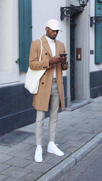 Модный лук: светло-коричневое длинное пальто, белая водолазка, серые брюки чинос, белые кожаные низкие кеды