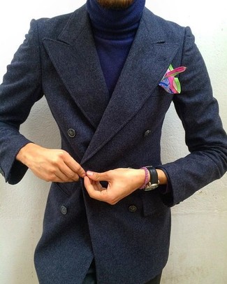 С чем носить браслет мужчине в холод в стиле смарт-кэжуал: Если ты ценишь комфорт и функциональность, темно-серое длинное пальто и браслет — великолепный выбор для привлекательного повседневного мужского лука.