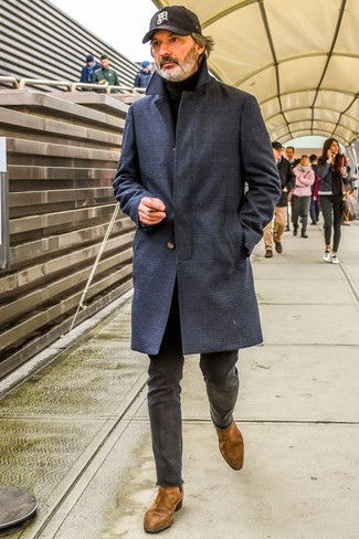 Какие ботинки челси носить с темно-синим длинным пальто за 50 лет в холод в стиле смарт-кэжуал: Темно-синее длинное пальто и темно-серые брюки чинос — прекрасный выбор для воплощения мужского лука в стиле элегантной повседневности. Сбалансировать образ и добавить в него немного классики позволят ботинки челси.